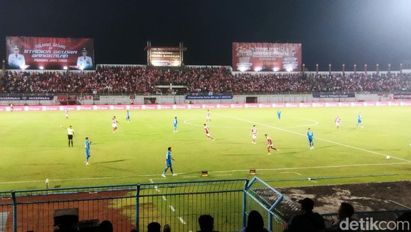 Madura United vs Persib Bandung Rivalitas dan Pertarungan Sepak Bola yang Menarik